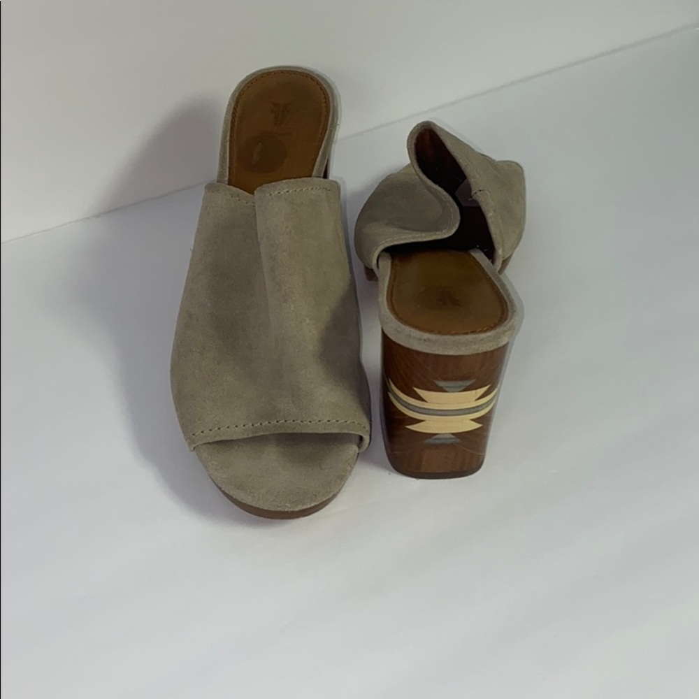 EUC FRYE suede taupe heels with design on …